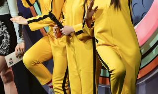 tara唱小苹果对镜头眨眼睛的穿蓝色连衣裙的是谁 t-ara小苹果